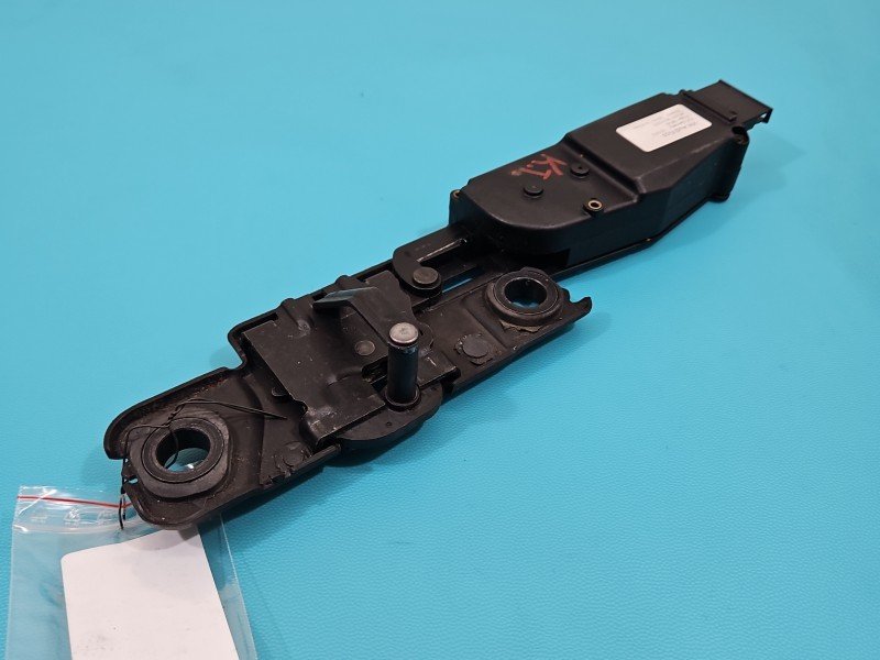 Zamek klapy tył 4F9827383H AUDI A6 C7 kombi Producent części: Audi, dociąg klapy Zamek klapy tył 4F9827383H AUDI A6 C7 kombi Producent części: Audi, dociąg klapy
