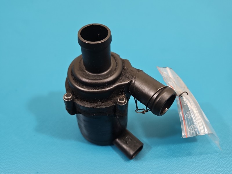 Pompka obiegu wody pompa AUDI Q7 I 4L 4.2 TDI 7L0965561L