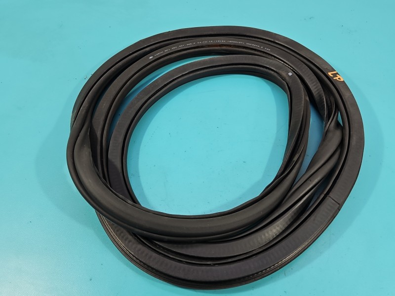 Uszczelka drzwi przód lewa Skoda Octavia III