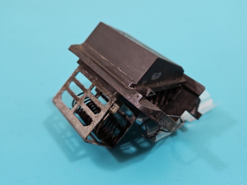 Opornik rezystor Opel Astra VI L 9847019780