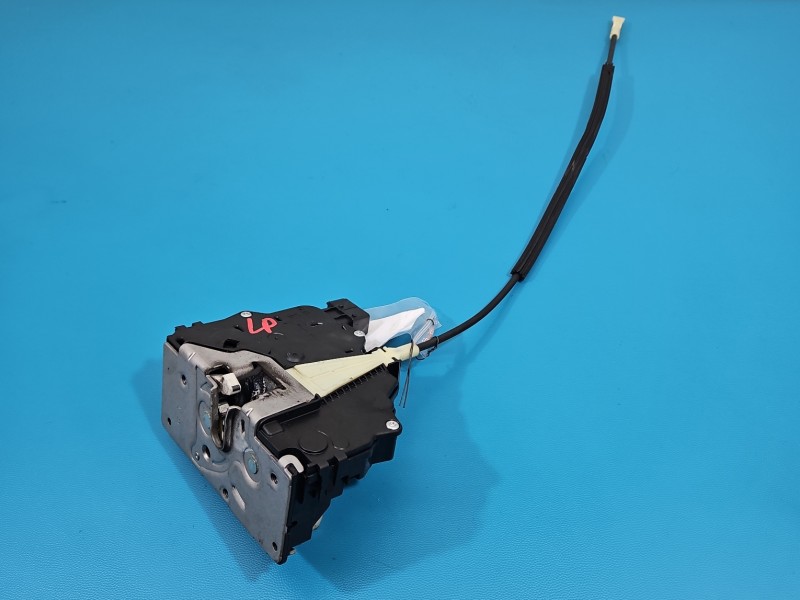 Zamek przód lewy 13431841 Opel Corsa E EUROPA Producent części: OPEL, 6pin