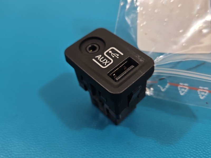 Gniazdo USB Alfa romeo Giulietta 156096934