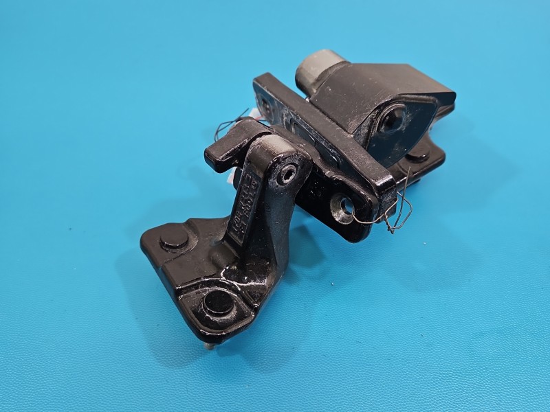 Zawias drzwi tył lewy Mercedes W213