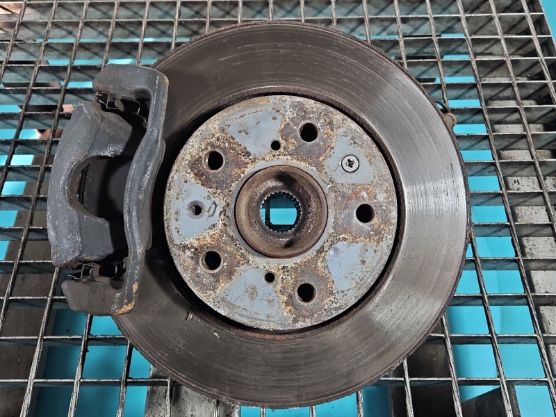 Zwrotnica lewa piasta przód 1.6 16V Suzuki Swift Mk6