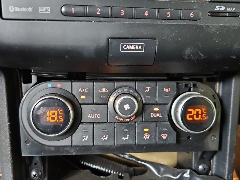 Konsola panel nawiewu Nissan Qashqai I J10 06-13 27500BB65A