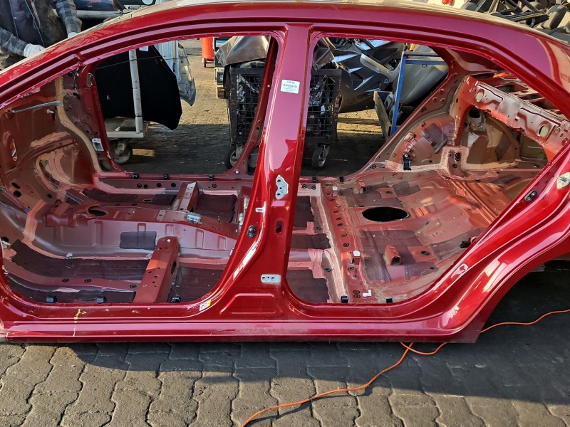 Próg lewy SŁUPEK ŚRODKOWY B Toyota Corolla E16 E18 13- sedan 4d 3T3