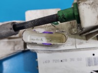 Zamek przód prawy 1697200835 Mercedes W169 EUROPA Mercedes, Europejska, 4pin. Uszkodzone zaczepy trzymające wtyczke