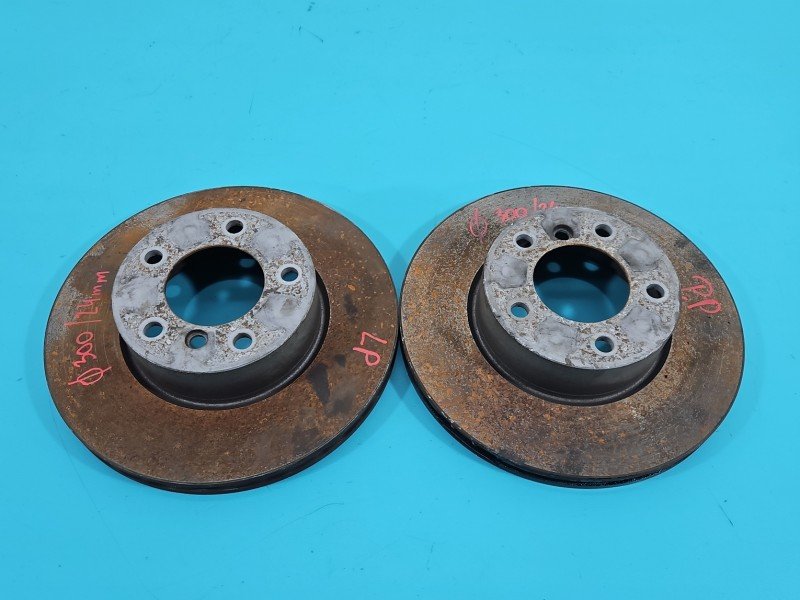 Tarcze hamulcowe przód klocki Bmw e90 2.0d (M47T) Producent części: BMW, średnica 300mm grubość 24mm