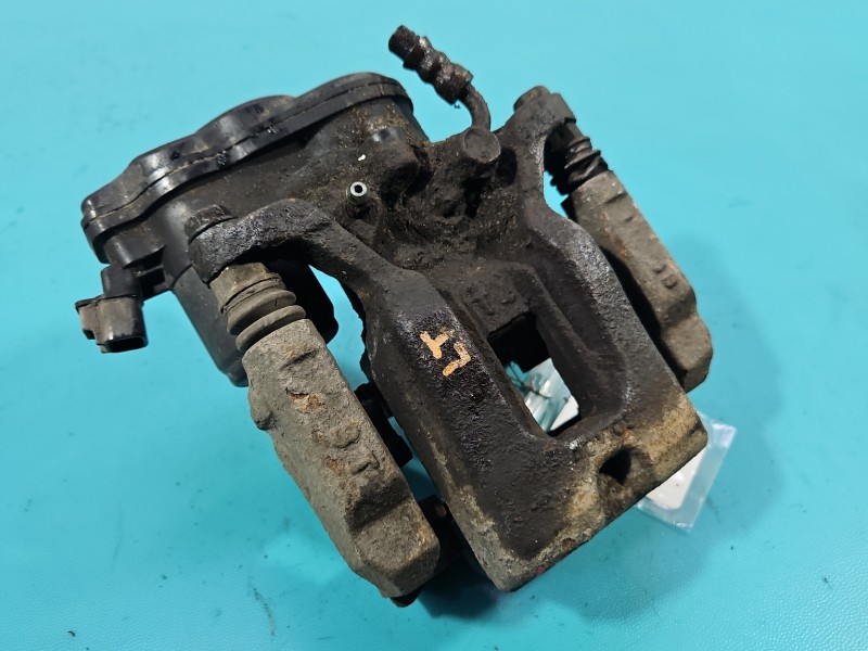 Zacisk tył lewy Toyota Rav4 V 2.5 hybryda