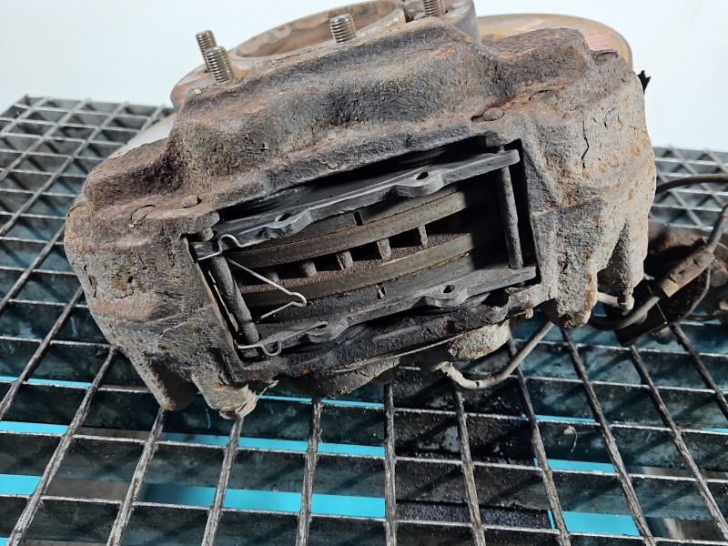 Zacisk przód lewy Toyota Land Cruiser 120 J120 3.0 D4D (1KD)