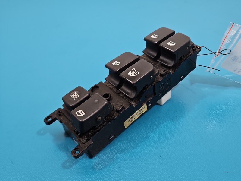 Przełącznik szyb Kia Carens III 06-13 93570-1D0003W Producent części: KIA EU