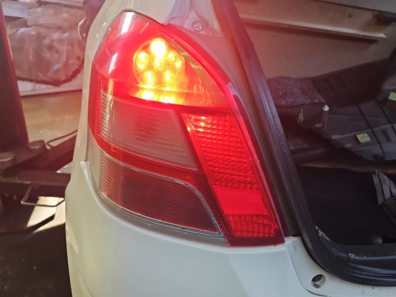 Lampa tył lewa Toyota Yaris II HB uszkodzony rant klosza Koito LIFT 09-11 led EUROPA