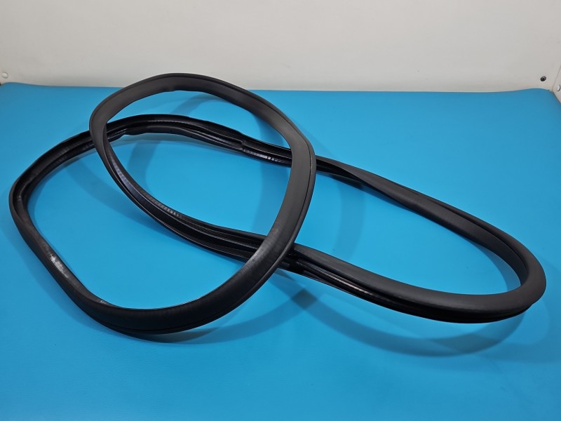 Uszczelka drzwi przód lewa MERCEDES W176