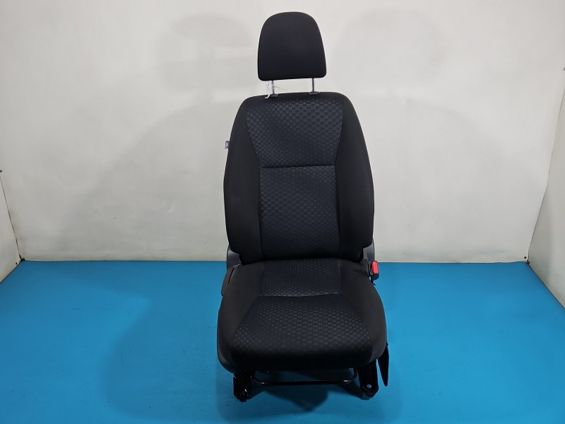 Fotel prawy przód pasażera Toyota Verso 09- 5d EUROPA