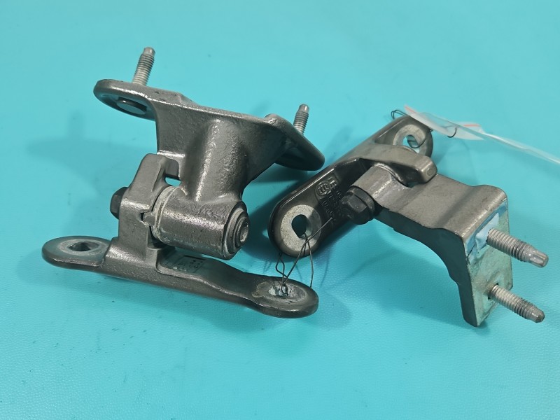 Zawias drzwi przód prawy Mercedes W222