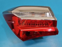 Lampa tył lewa Toyota Corolla E16 E18 13- sedan Pęknięcie przy mocowaniu / SEDAN LIFT W BŁOTNIK 16-19 EUROPA