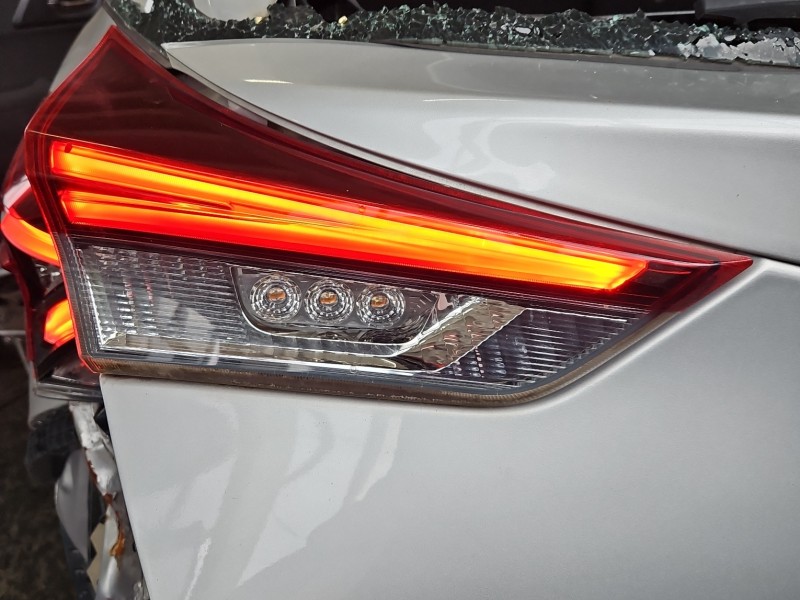 Lampa tył lewa TOYOTA, 18-18 Z KLAPY , pęknięta KOITO Toyota Auris II HB