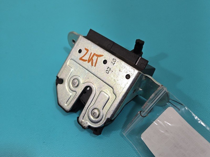 Zamek klapy tył 39021416 Opel Astra V K HB Producent części: OPEL, 4pin
