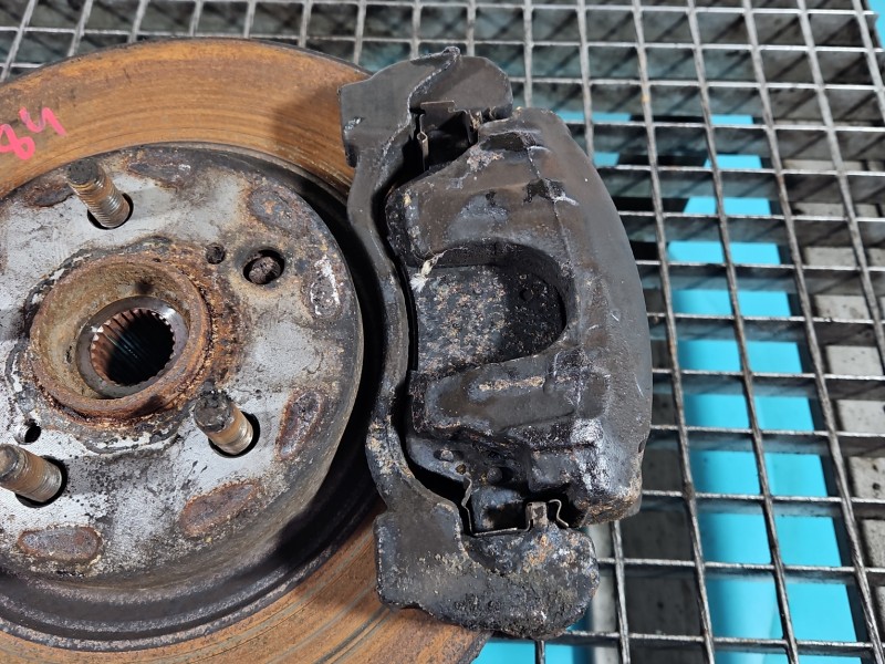 Zacisk przód prawy Toyota Avensis II T25 2.0 vvti