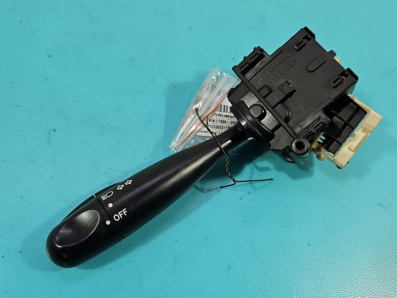 Przełącznik kierunkowskazów świateł Toyota Yaris I 1736482