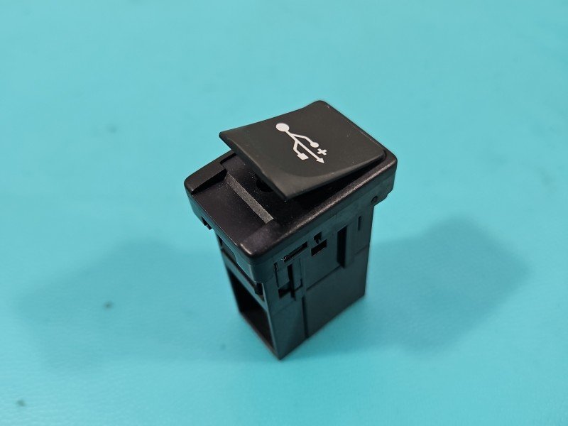 Gniazdo USB Toyota Yaris III 86190-0D060 Gniazdo USB Toyota Yaris III 86190-0D060