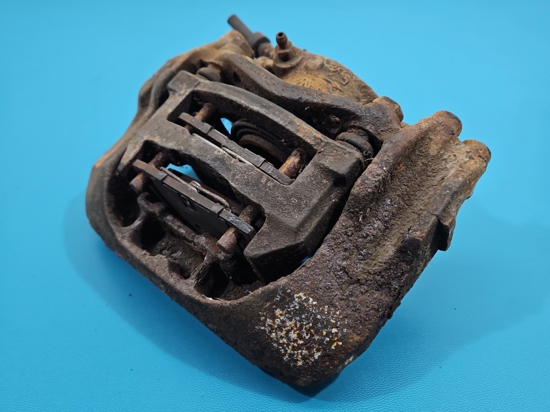 Zacisk przód prawy Vw Transporter T4 2.4d