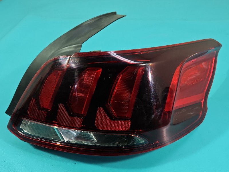 Lampa tył prawa Peugeot 301 sedan EUROPA