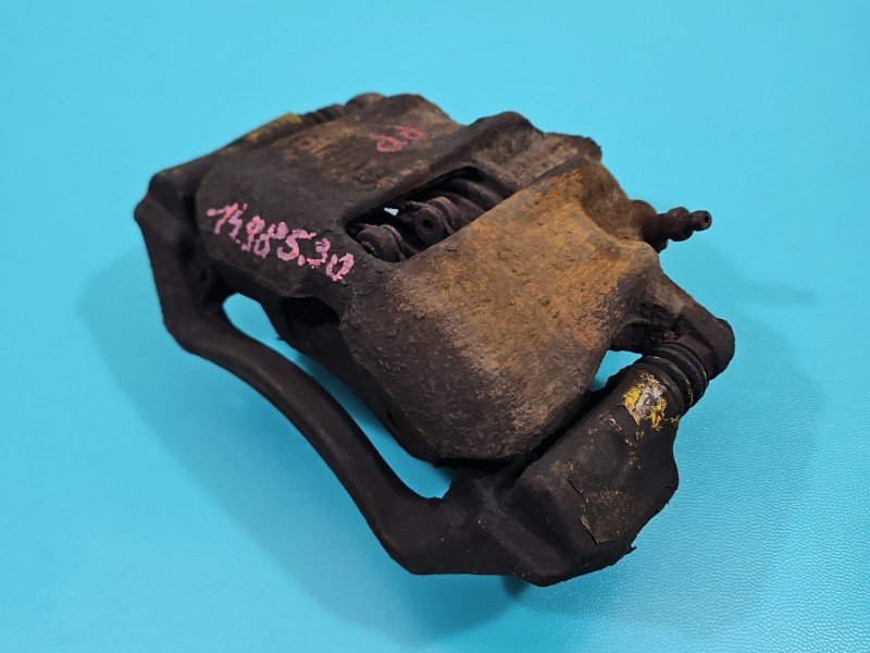 Zacisk przód prawy Audi 80 B4 2.0 jedn