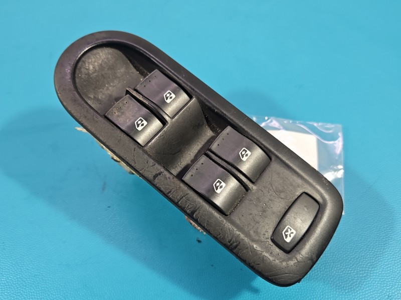 Przełącznik szyb Renault Megane II Rysy na obudowie EU 8200160603