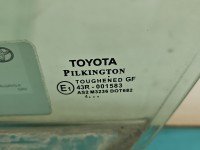 Szyba drzwi przód lewa Toyota Yaris III HB