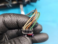 Lusterko prawe Ford Focus Mk1 malowana, elektryczny, 5pin (6 przewodów). Rysy, odpryski na obudowie. Uszkodzona wtyczka. europa