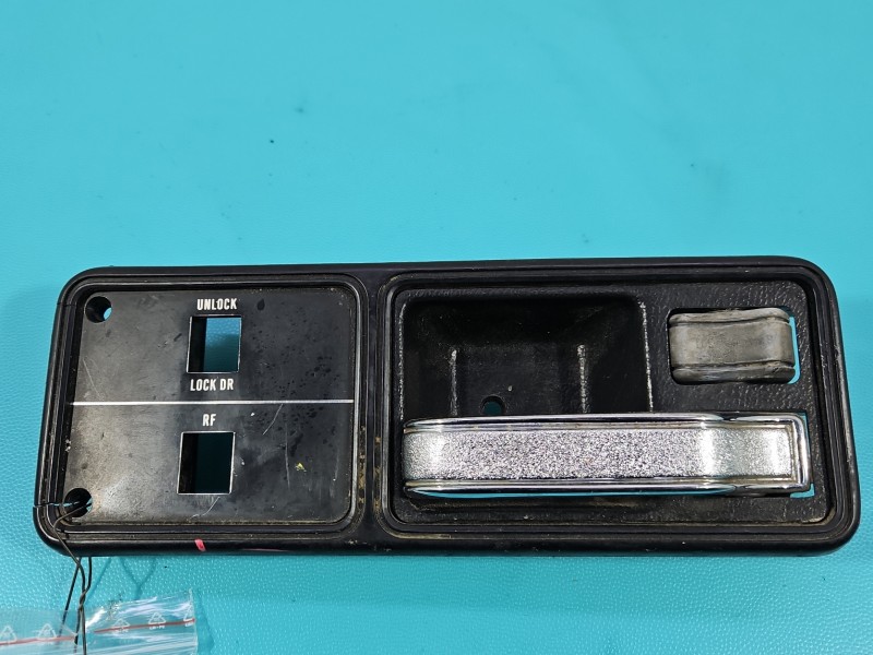 Klamka wewnętrzna przód prawa Jeep Cherokee XJ SW695600