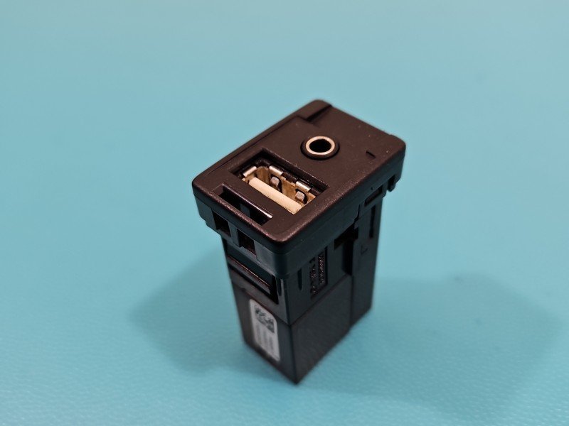 Gniazdo USB Toyota Auris II 86190-0D030