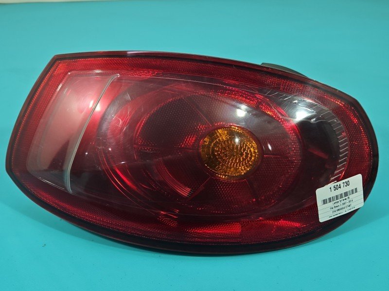 Lampa tył lewa Producent części: FIAT, naderwane mocowanie / Z LISTWĄ ŻARÓWKOWĄ Fiat Bravo II HB