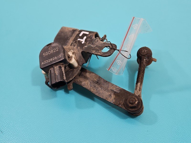 Czujnik poziomowania xenon Lexus IS III 14-25 A032826-2 Czujnik poziomowania xenon Lexus IS III 14-25 A032826-2