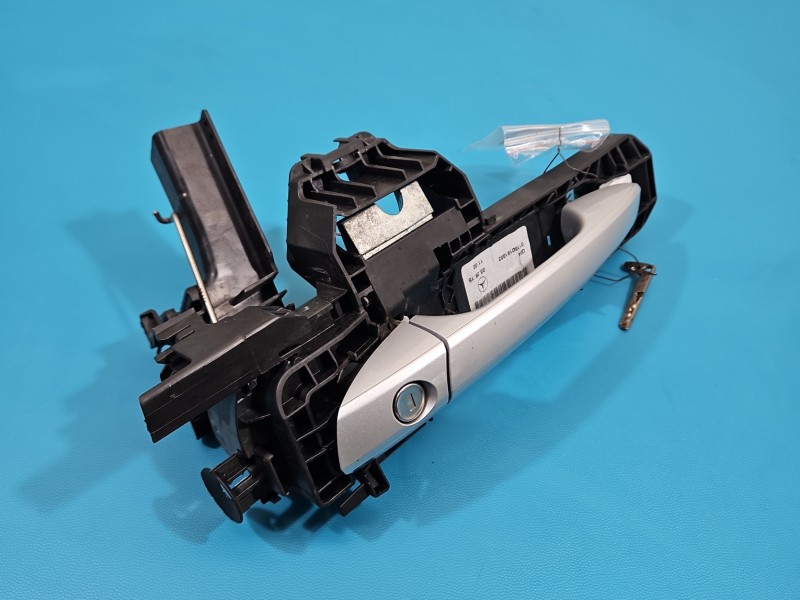 Klamka przód lewa zewnętrzna MERCEDES W176 A2047601700