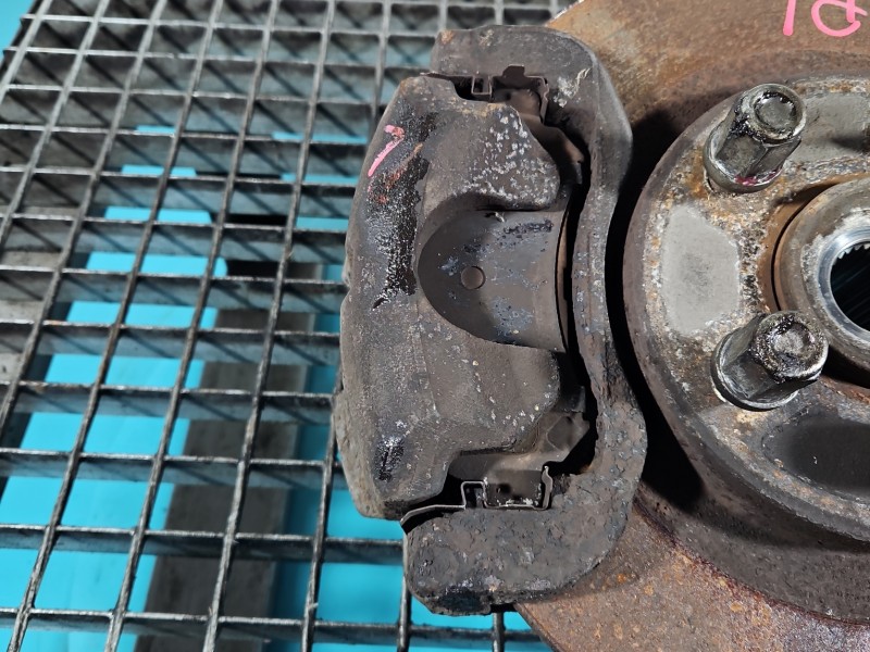 Zacisk przód lewy Nissan Qashqai I J10 06-13 1.6 16V (HR16DE)