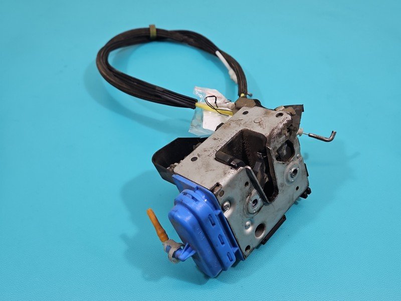 Zamek tył lewy 8D0839015A Audi A4 B5 Producent części: Audi, SEDAN