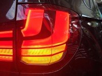Lampa tył prawa Producent części: BMW, ZEWNĘTRZNA W BŁOTNIK Przerabiana na Europejską BMW X5 F15 HB