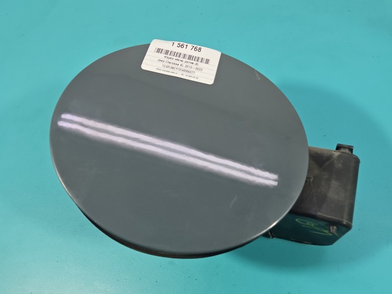 Klapka wlewu paliwa Jeep Cherokee KL Kolor: szary, Producent części: JEEP, Kod lakieru: PDS, SZARY PDS