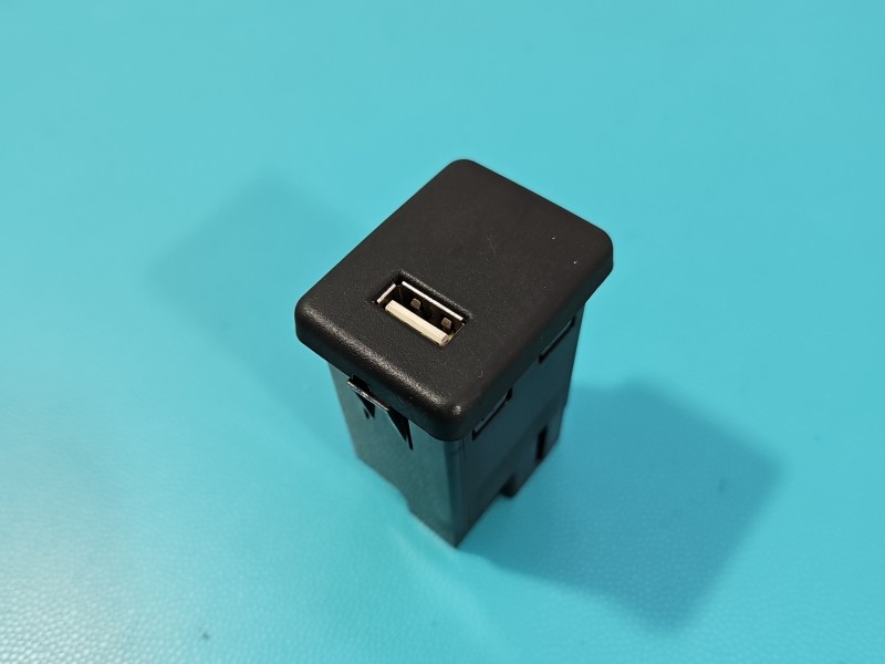 Gniazdo USB Opel Zafira C 39087528
