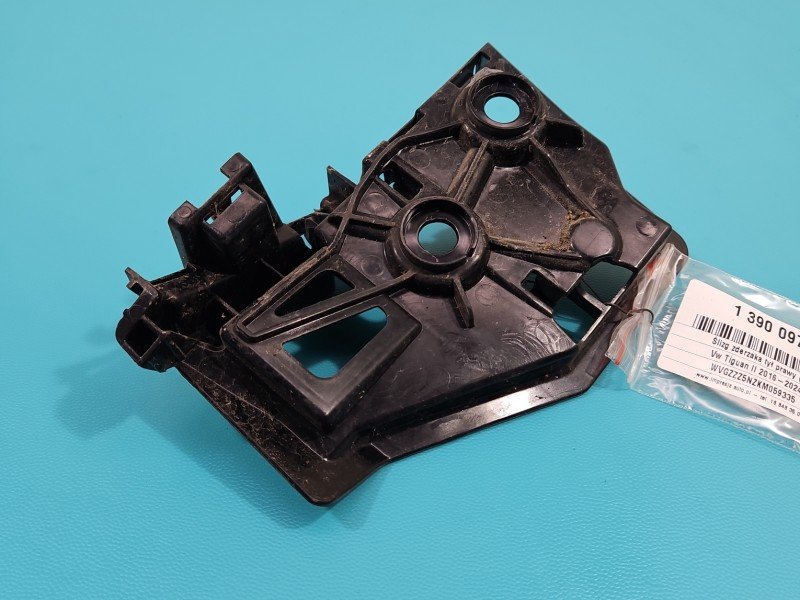Ślizg zderzaka tył prawy Vw Tiguan II 16- 5NN807394A Ślizg zderzaka tył prawy Vw Tiguan II 16- 5NN807394A