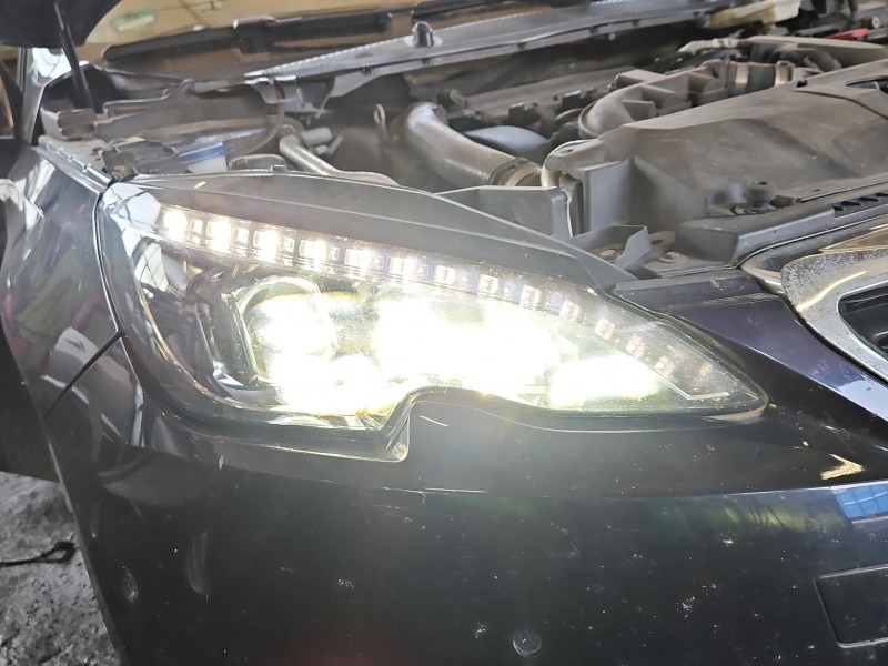 Reflektor prawy lampa przód Peugeot 308 II T9 EUROPA 130732940400
