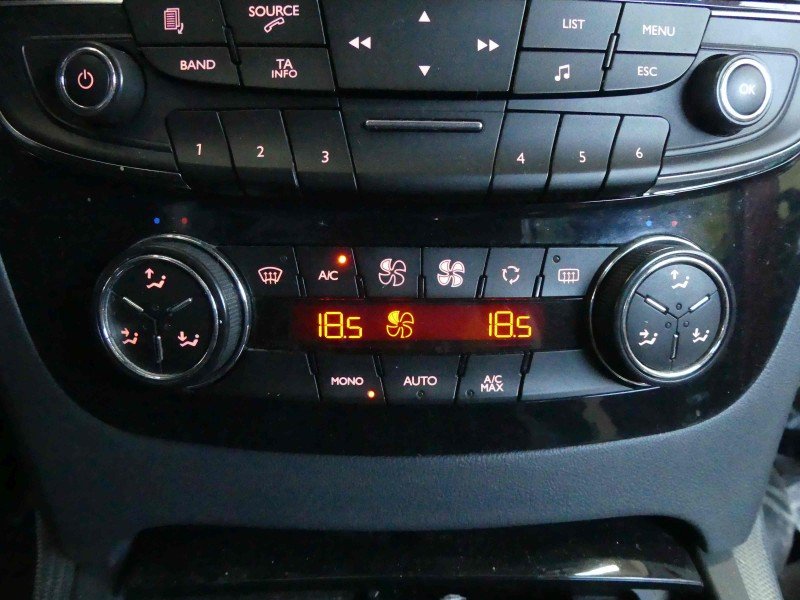 Konsola panel nawiewu Peugeot 508 I