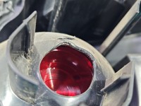 Lampa tył lewa Nissan Almera N16 HB lekko nadpalony otwór na żarówkę porysowana Z LISTWĄ ŻARÓWKOWĄ 00-03 PRZED LIFTEM...