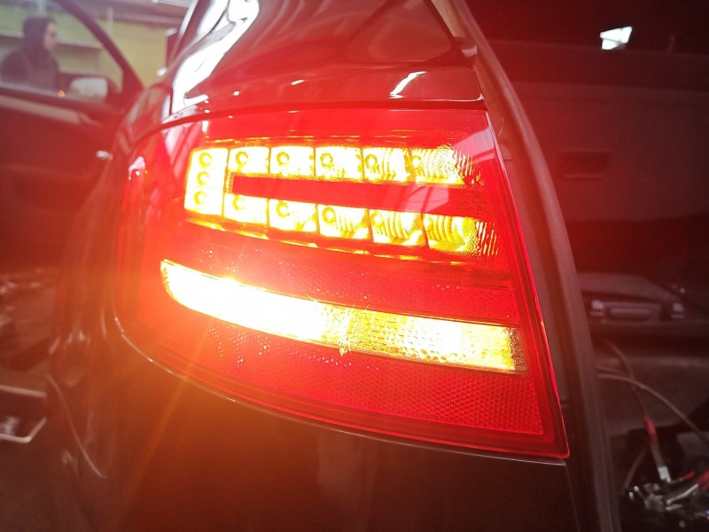 Lampa tył lewa AUDI A4 B8 kombi KOMBI AVANT pęknięty klosz Z LISTWĄ ŻARÓWKOWĄ EUROPA