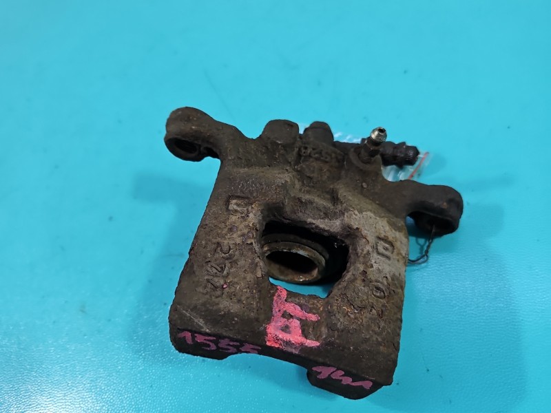 Zacisk tył prawy Nissan Qashqai I J10 06-13 1.6 16V (HR16DE) HB