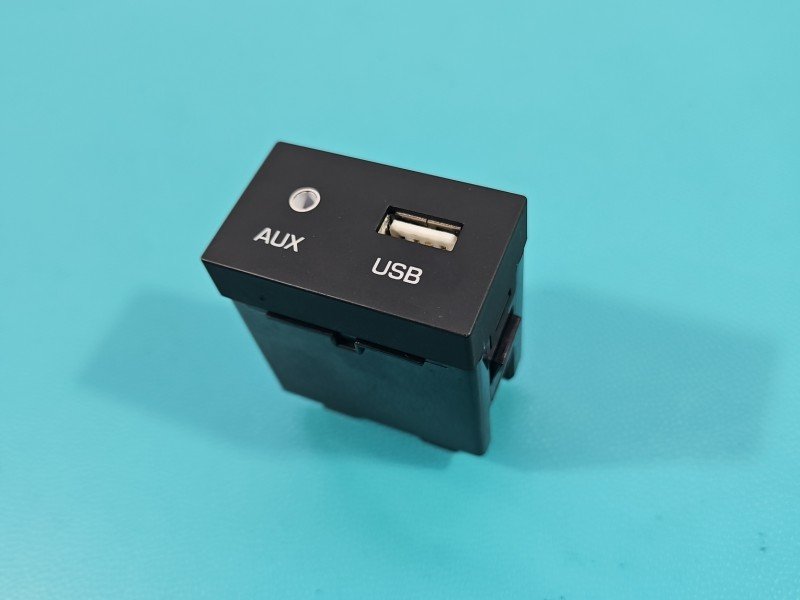 Gniazdo USB Hyundai Elantra VI 15-20 96120-F2000 Gniazdo USB Hyundai Elantra VI 15-20 96120-F2000