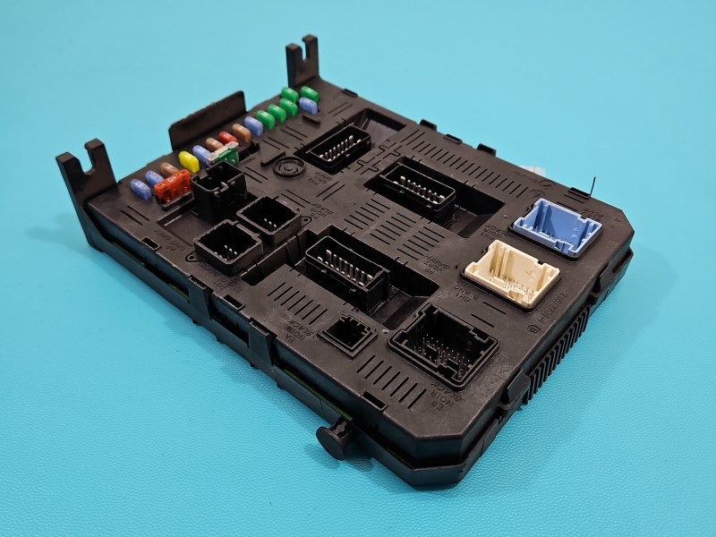 Skrzynka bezpieczników Peugeot 307 21676031-5B, 28113346-8A