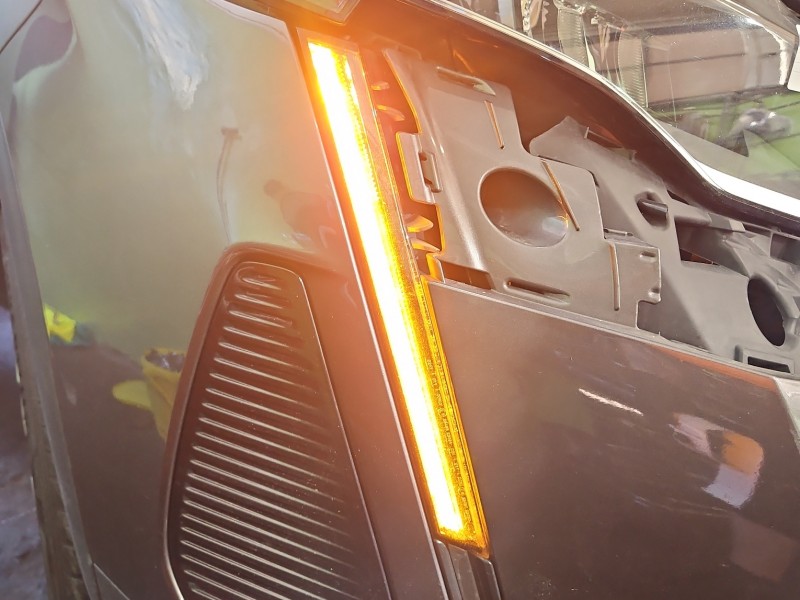 Światło jazdy dziennej prawe Peugeot 5008 II 17-24 9836230980